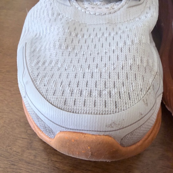 SAUCONY RUNNING SHOES. (SIZE 12) - Picture 2 of 11